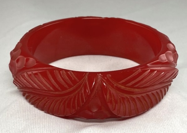 BB485 transparent red leaf carved bakelite bangle